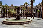 Barcellona - La Plaza Real con la fontana con le tre grazie e i lampioni progettati da Gaudi nel 1879.